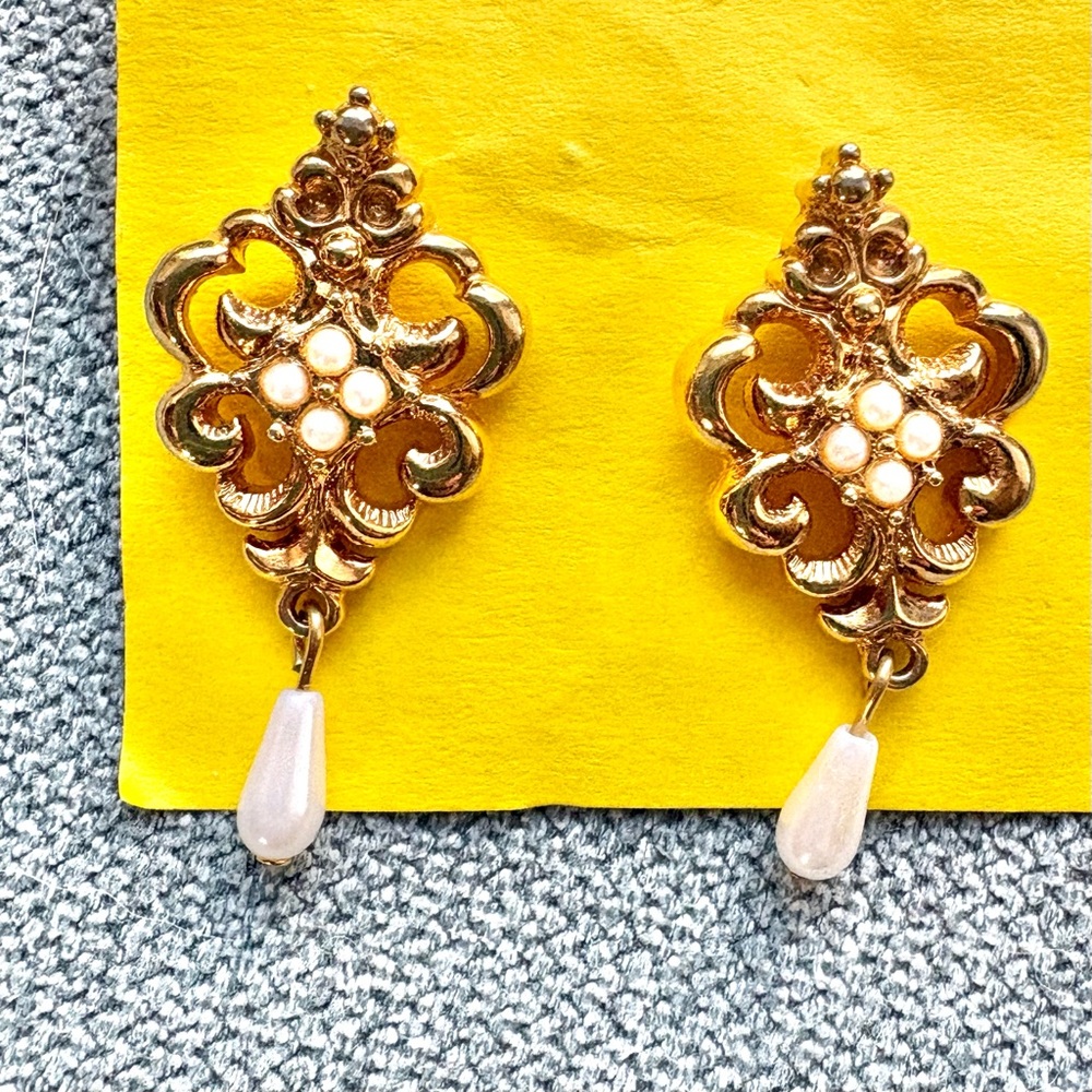 Vintage Avon gold toned earrings